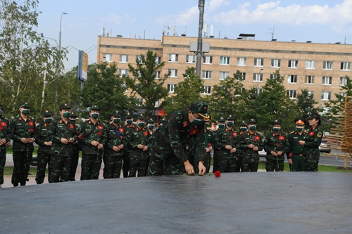 Đoàn Quân đội nhân dân Việt Nam dâng hoa tại tượng đài Chủ tịch Hồ Chí Minh ở Moscow